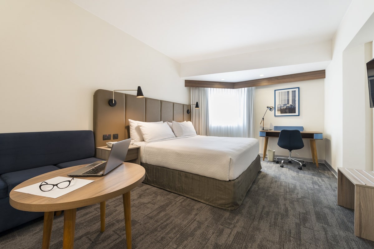 Standardrum - 1 queensize-säng - utsikt mot staden | Sängtillbehör av högsta kvalitet och minibar