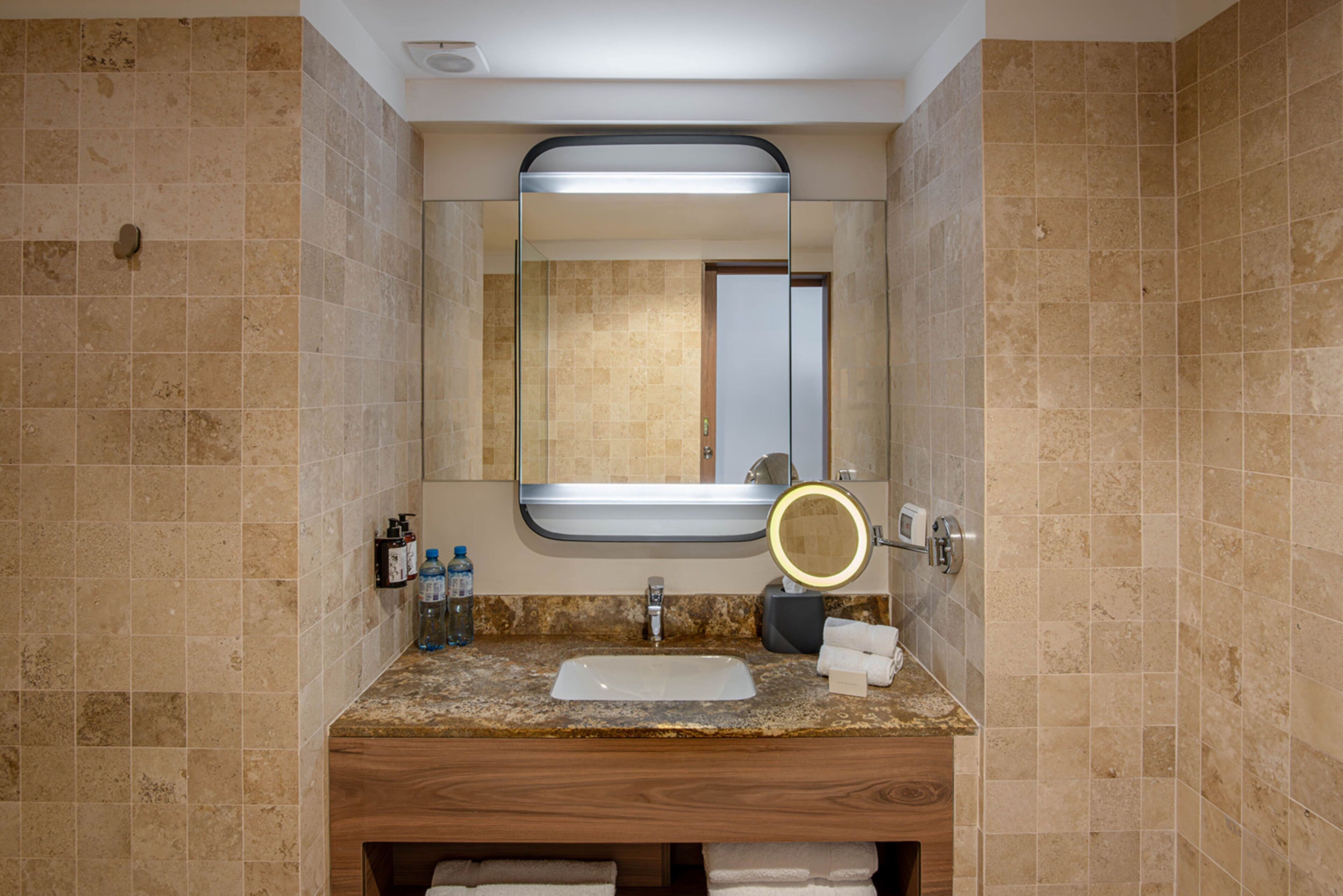 Ropa de cama de alta calidad y minibar 