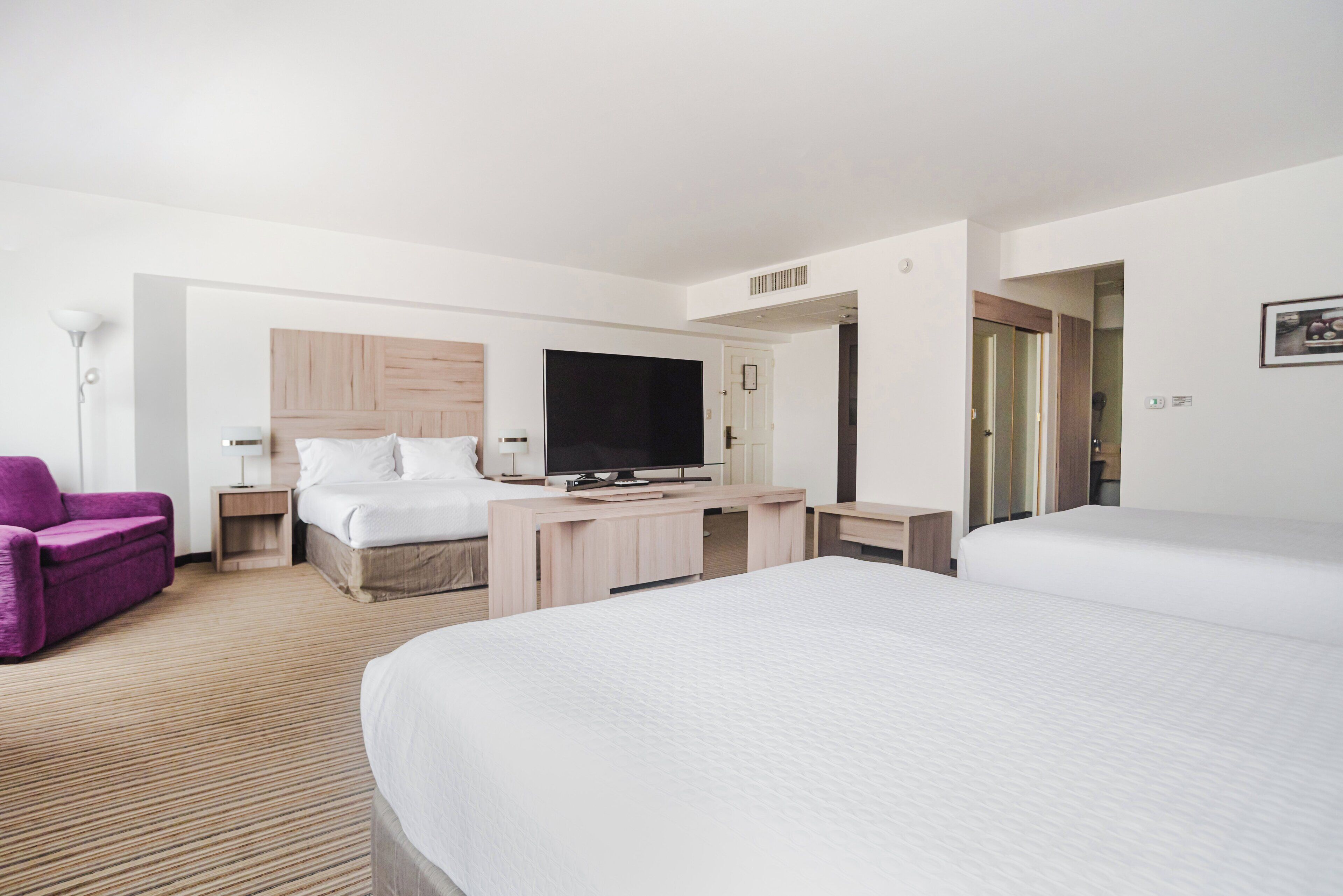 Prémium szoba, több ágy, kilátással a városra | Prémium ágynemű, minibár, széf a szobában és íróasztal