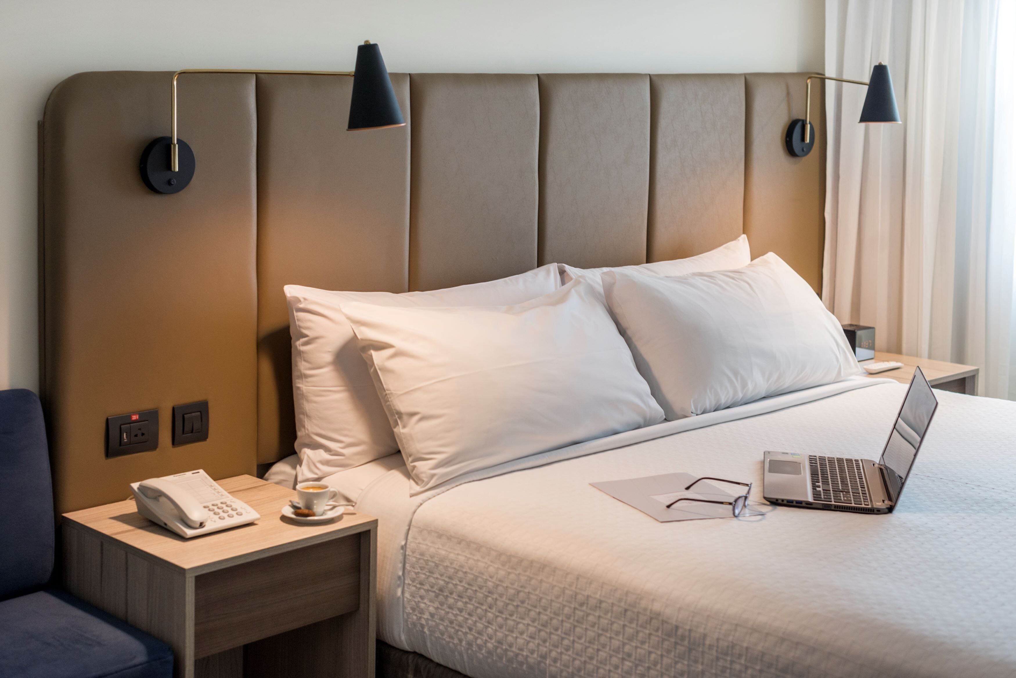 Quarto premium, 1 cama King, vista para a cidade | Roupas de cama premium, frigobar, cofres nos quartos, escrivaninha