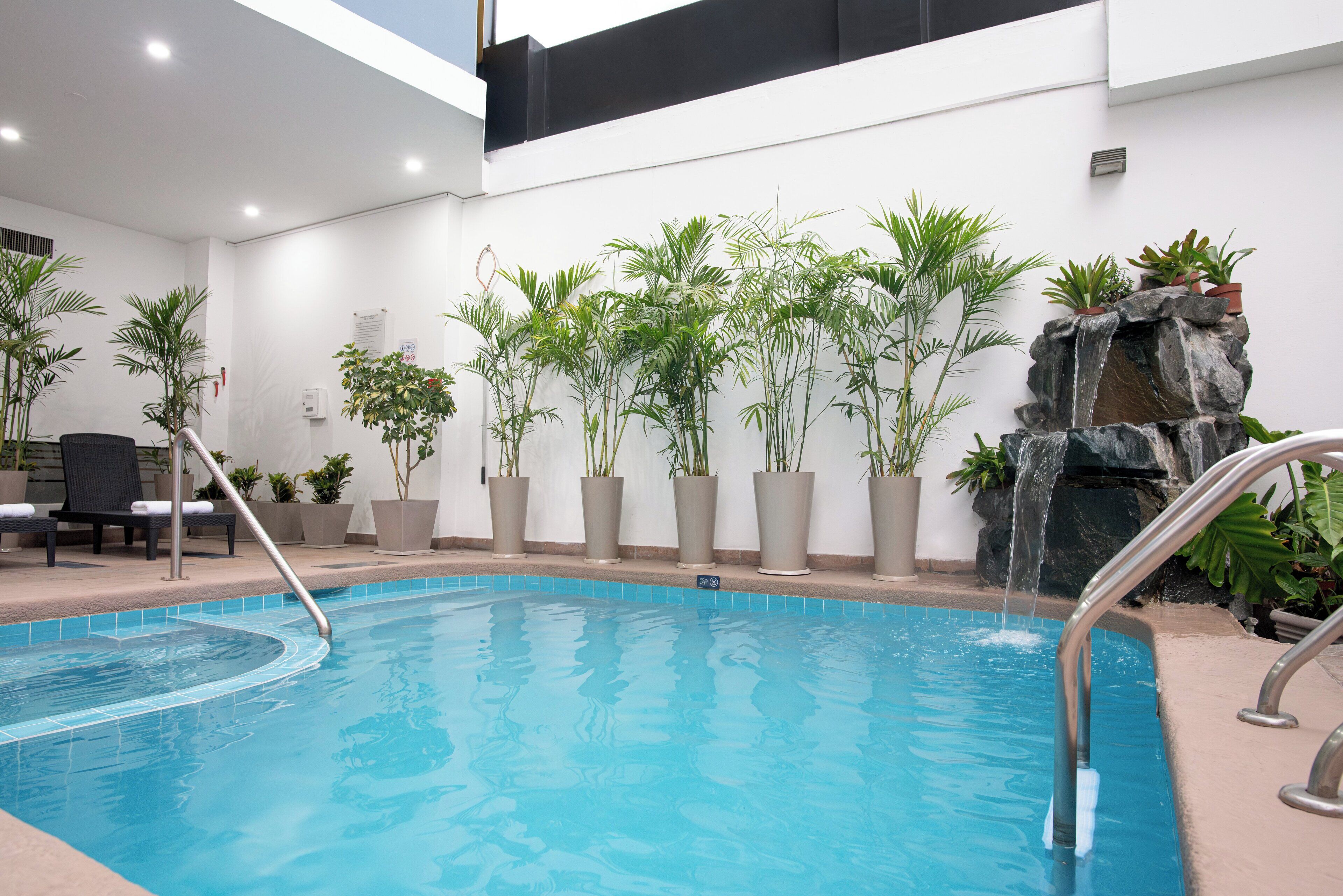 室外游泳池，日光浴躺椅