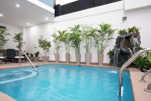 Outdoor pool, pool loungers - Crowne Plaza Lima by IHG (Lima)