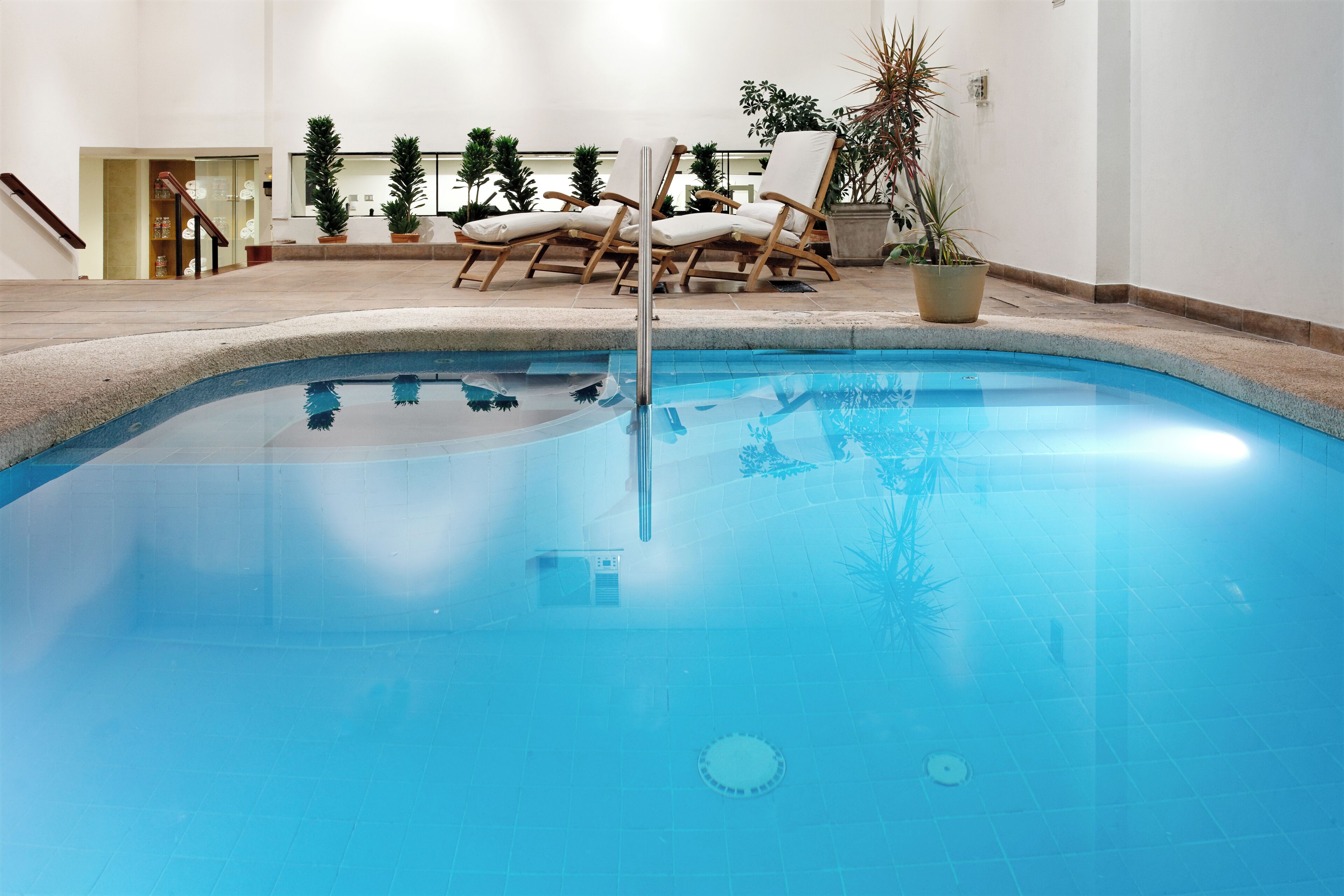 Outdoor pool, pool loungers
