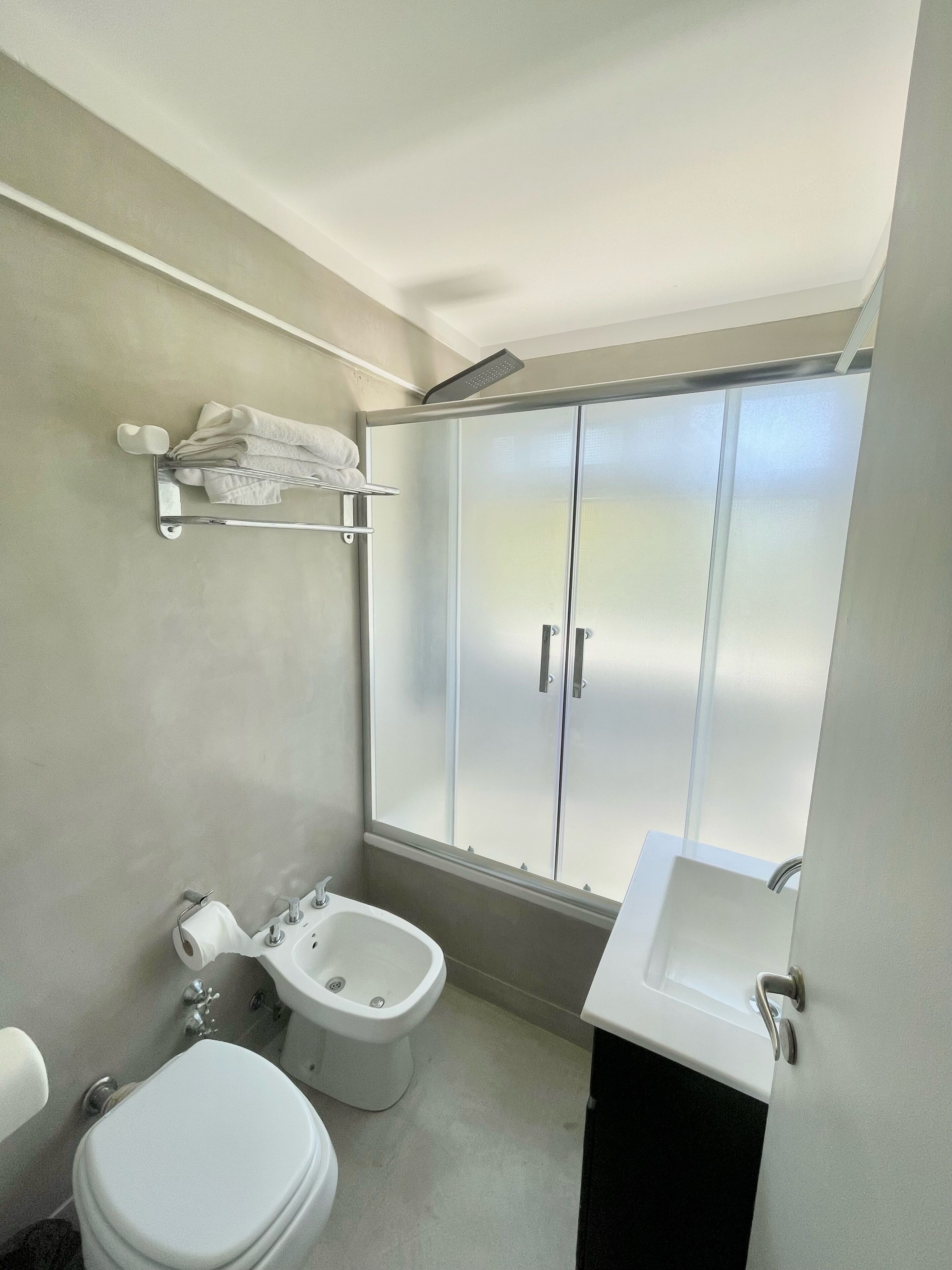 superior double room | bathroom | shower, towels