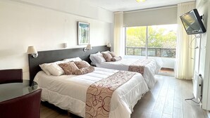 A hotel room with two beds, a TV, a table, and a chair. - Golf Tower Suites & Apartments (Buenos Aires)