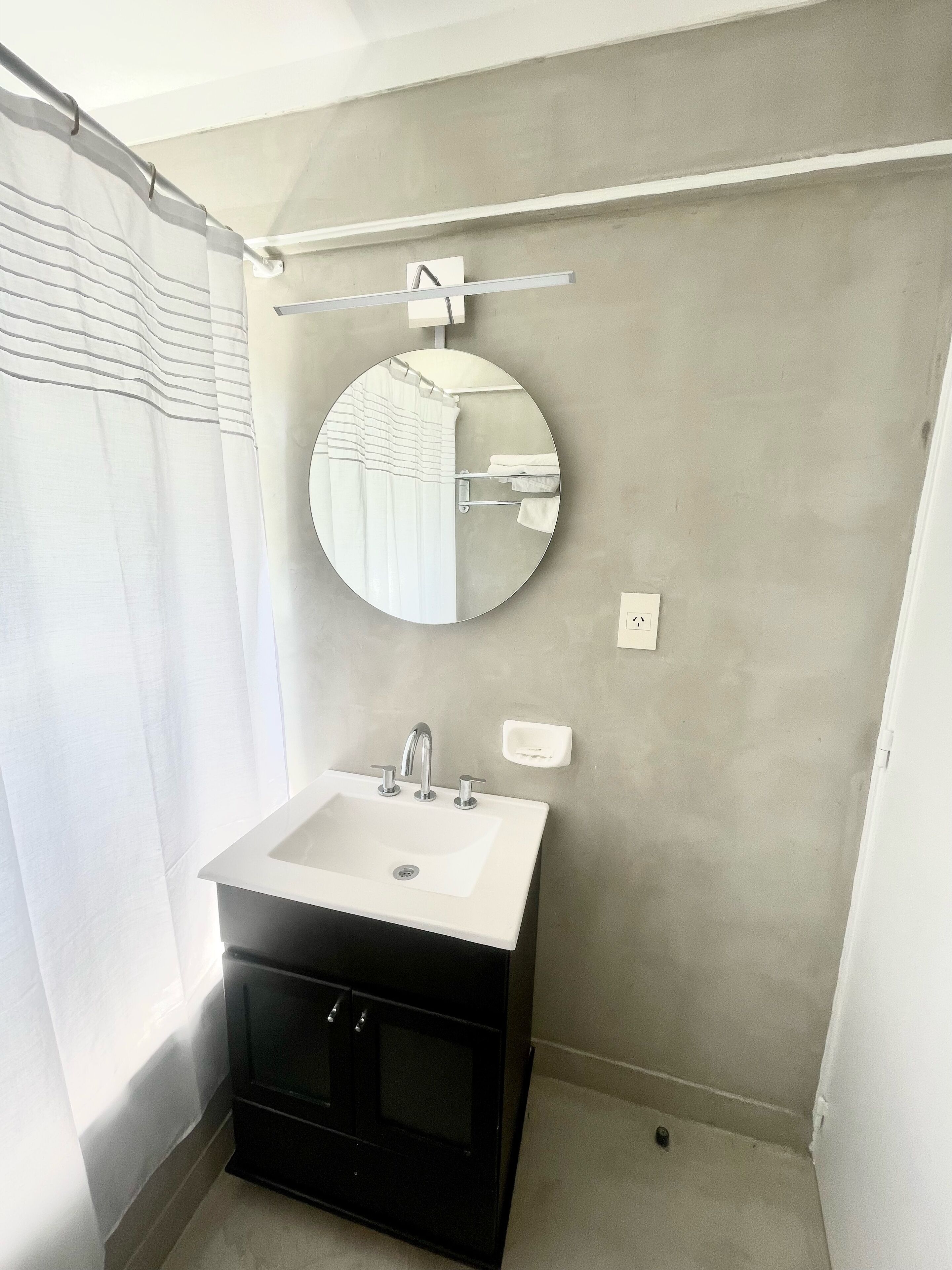 superior double room | bathroom | shower, towels