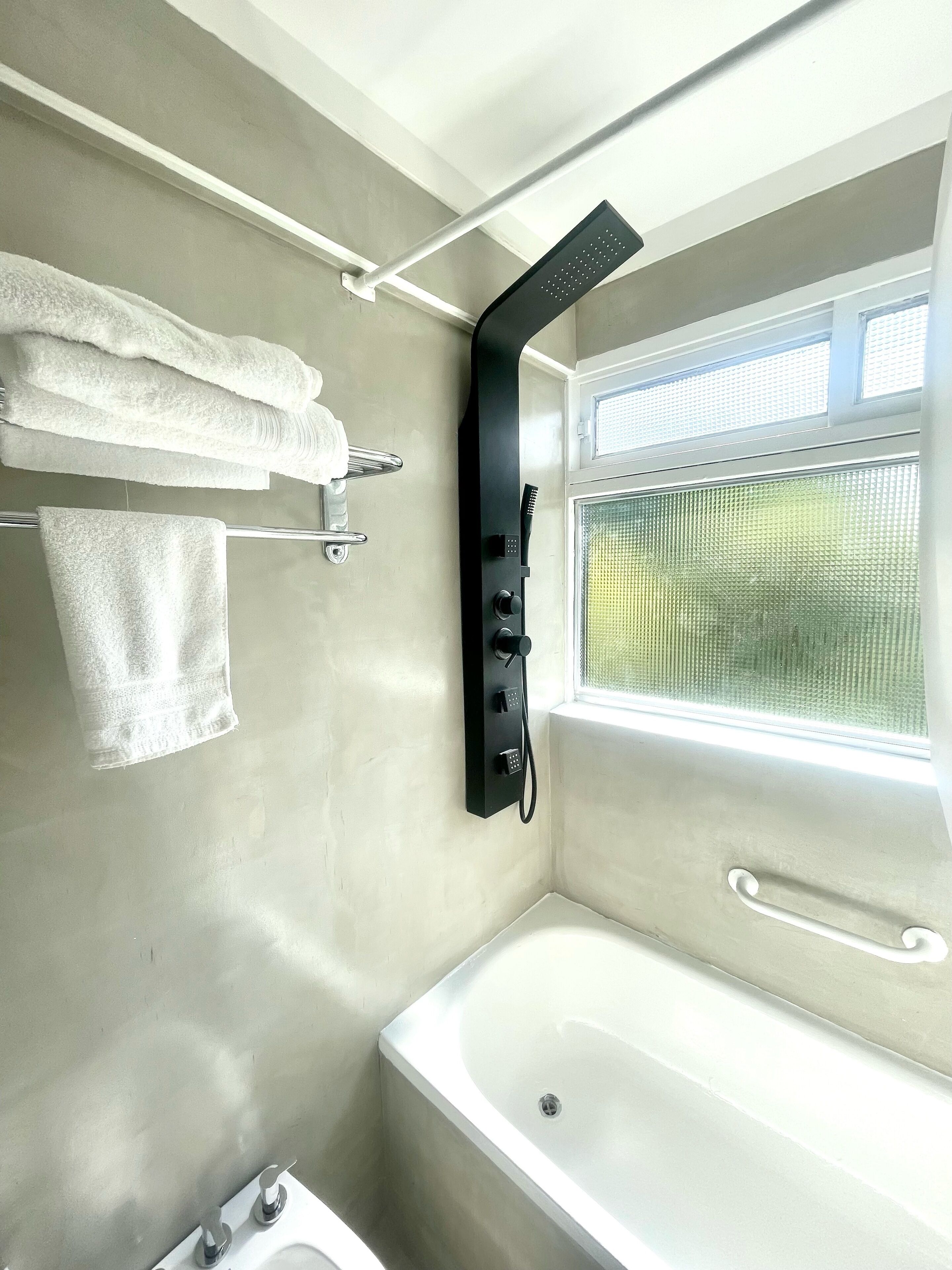 superior double room | bathroom | shower, towels