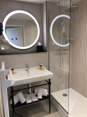 Baignoire, sèche-cheveux, serviettes fournies