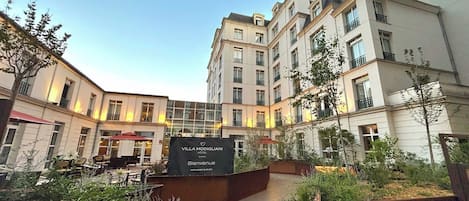 Fachada de la propiedad por la tarde o noche