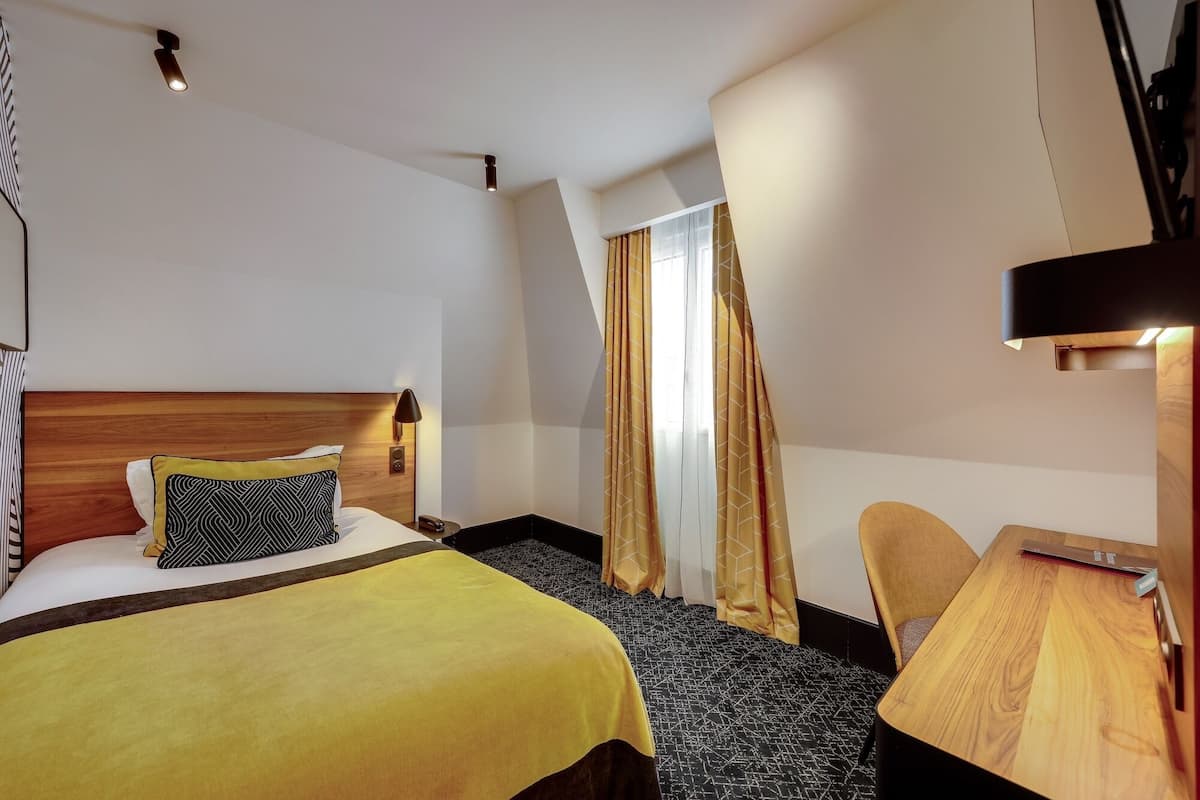 Chambre Simple Comfort | Coffre-fort, bureau, rideaux dâobscurcissement, systĂšme dâinsonorisation
