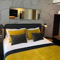 Caja de seguridad en la habitación, escritorio y cortinas blackout 