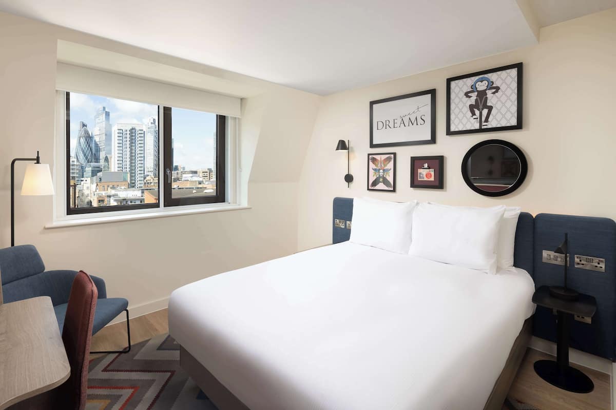 Room, 1 Queen Bed | Hypo-allergenic bedding, in-room safe, desk, soundproofing