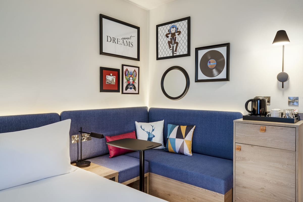 Room, 1 Queen Bed with Sofa bed | Hypo-allergenic bedding, in-room safe, desk, soundproofing