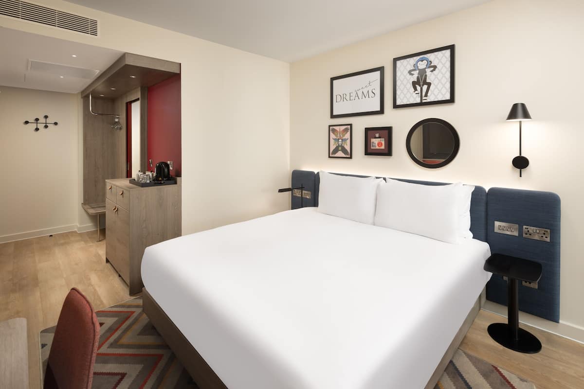 Room, 1 King Bed | Bathroom | Shower, free toiletries, hair dryer, towels