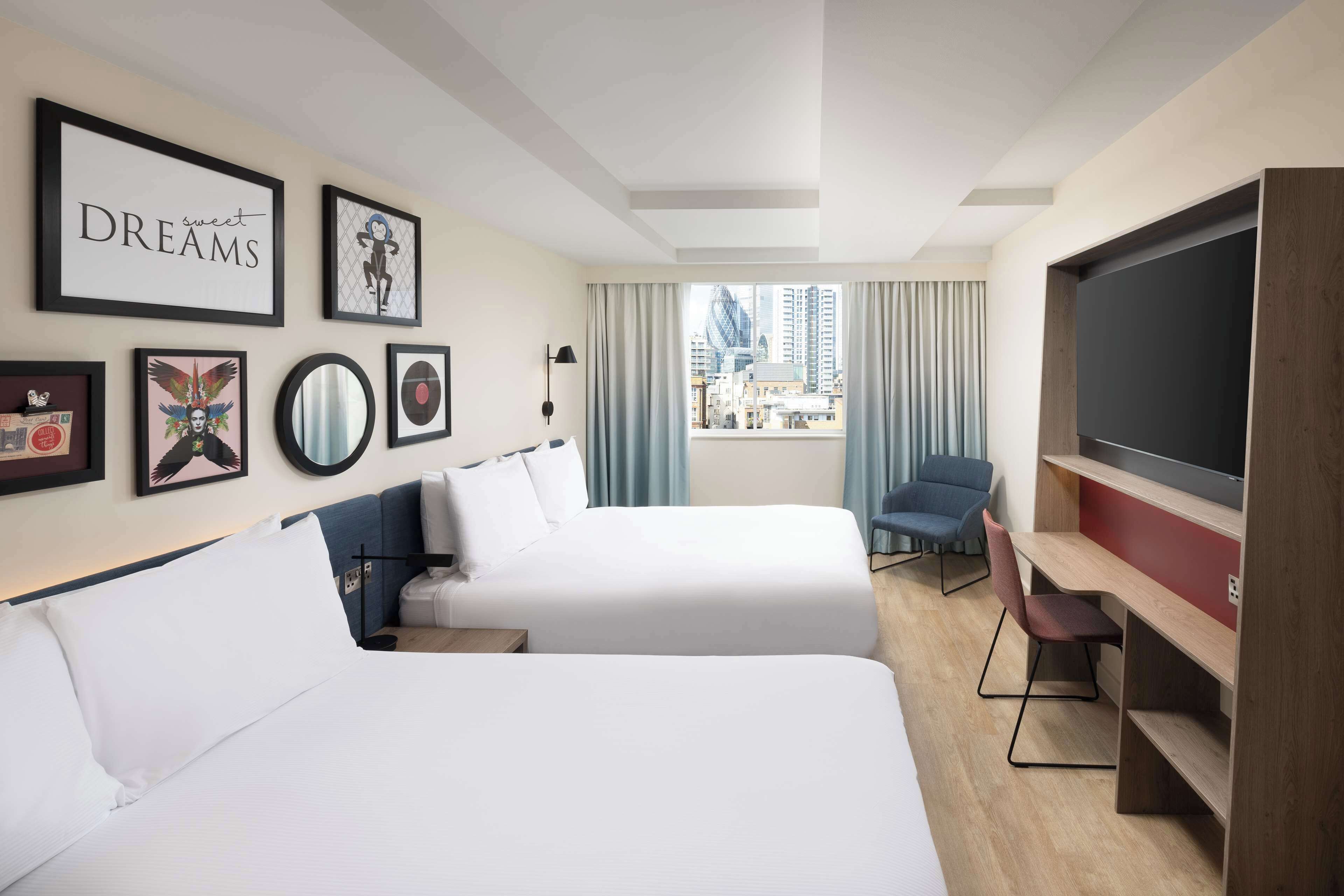 Quarto, 1 cama Queen | Roupas de cama antialérgicas, cofres nos quartos, escrivaninha