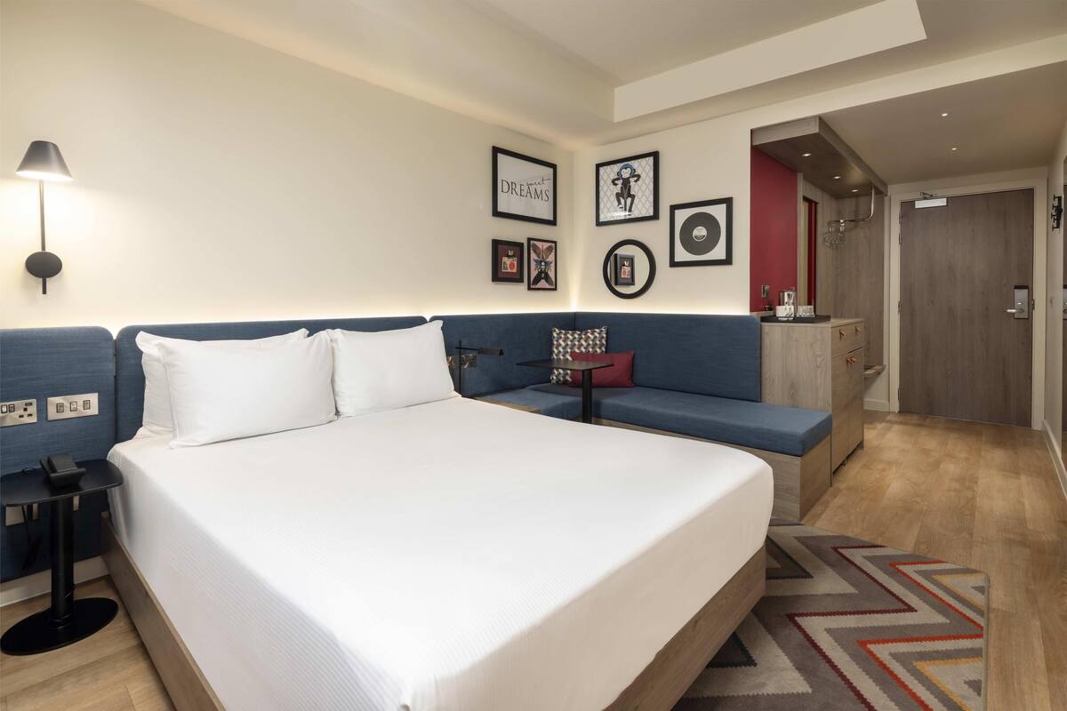 Superior Room, 1 Queen Bed | Hypo-allergenic bedding available, in-room safe, desk, soundproofing