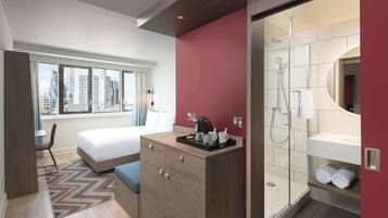 Værelse - 1 queensize-seng med sovesofa | Bruser på badeværelset