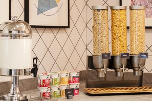 朝食 (テイクアウト)、毎日提供 (無料)