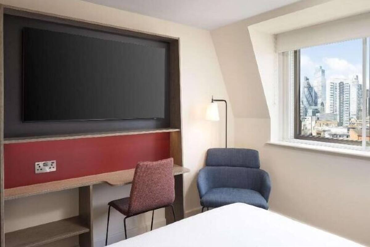 Hypo-allergenic bedding available, in-room safe, desk, soundproofing