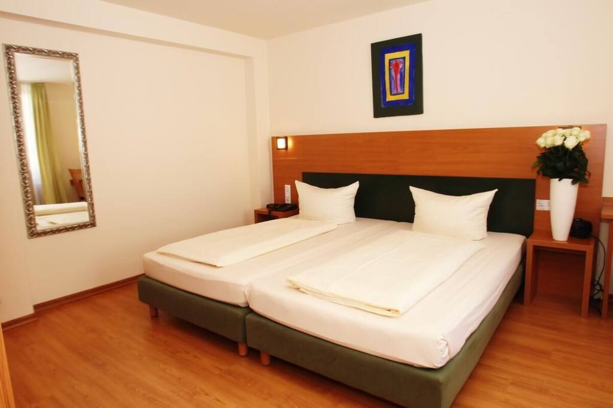 Minibar, coffres-forts dans les chambres, bureau, Wi-Fi gratuit