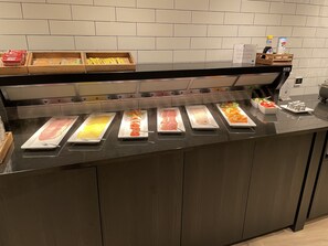 Café da manhã com buffet mediante uma taxa durante a semana