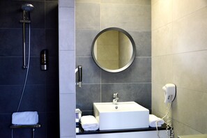 Tweepersoonskamer | Badkamer | Een bad/douchecombinatie, gratis toiletartikelen, een haardroger