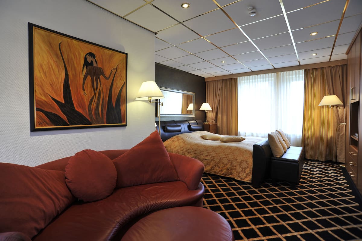 Superior Double Room | Minibar, in-room safe, desk, iron/ironing board