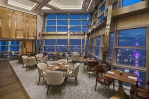 Ropa de cama de alta calidad, edredón y minibar 