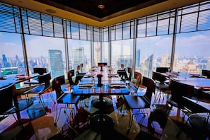 Déjeuner et dîner servis sur place