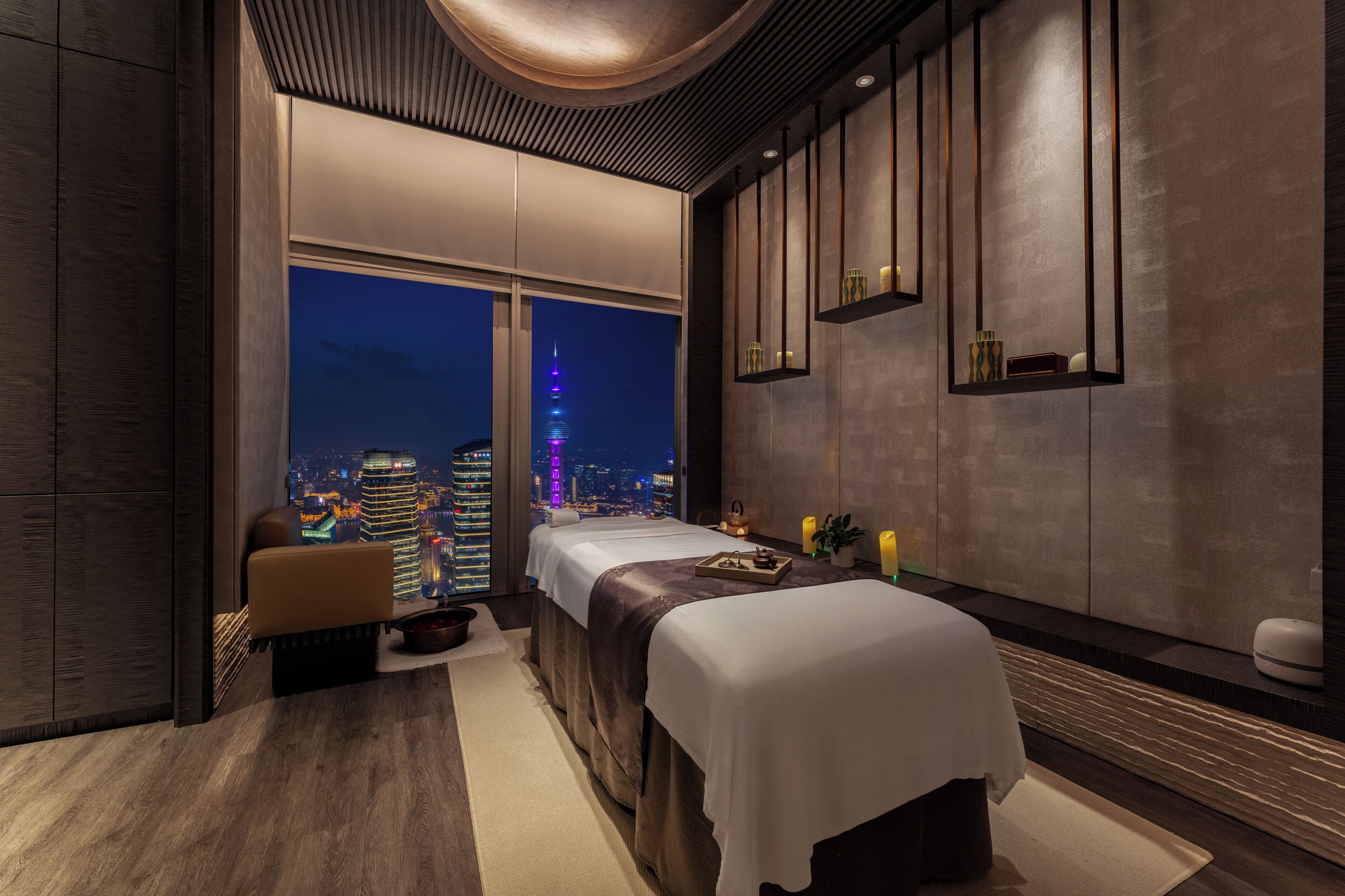 Indoor spa tub