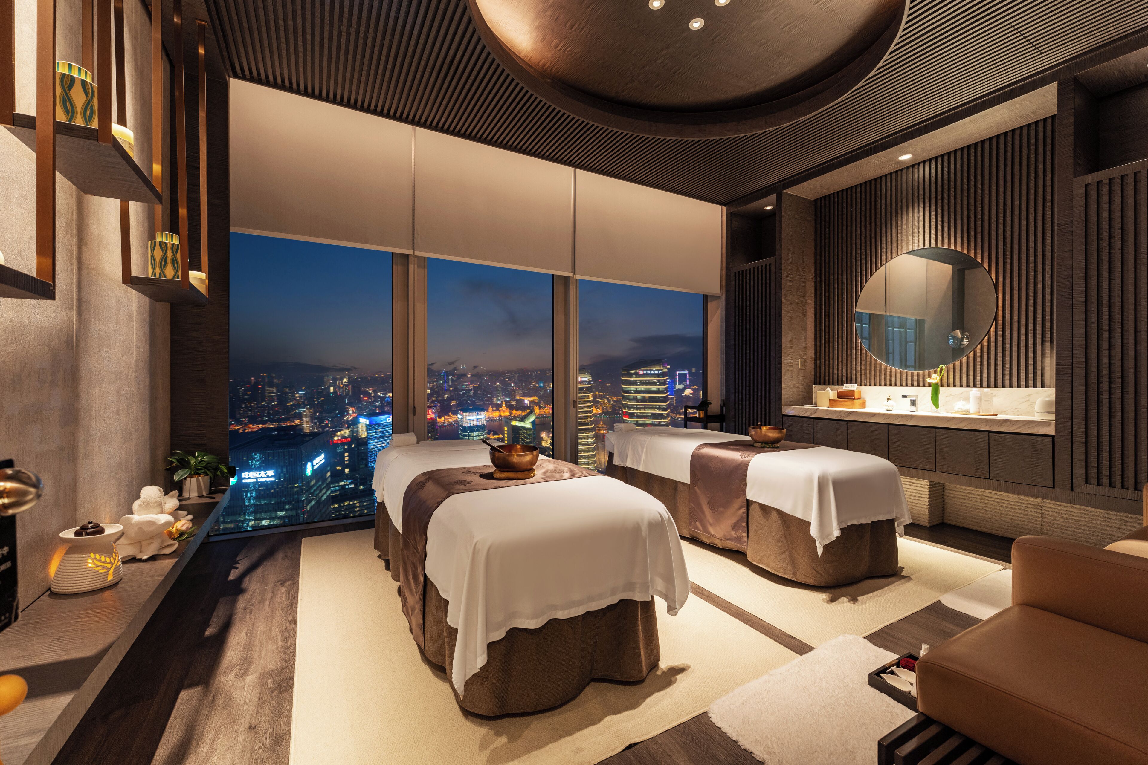 Indoor spa tub