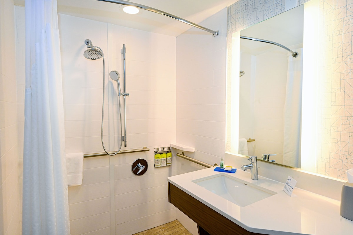 Quarto standard, 2 camas Queen, acessível (Mobility, Accessible Tub) | Cofres nos quartos, escrivaninha, espaço de trabalho para notebook