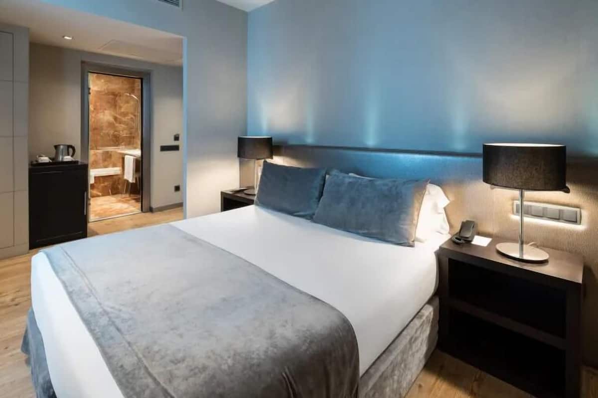 Minibar, caja de seguridad en la habitación y escritorio 