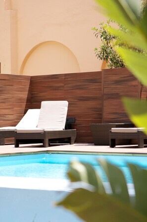 Piscine extérieure, parasols de plage, chaises longues