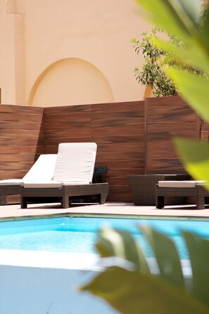 Piscine extérieure, parasols, chaises longues