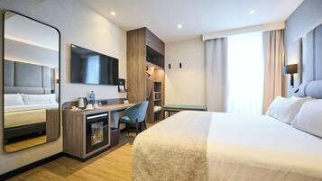 Frigobar, cofres nos quartos, escrivaninha, quartos à prova de som