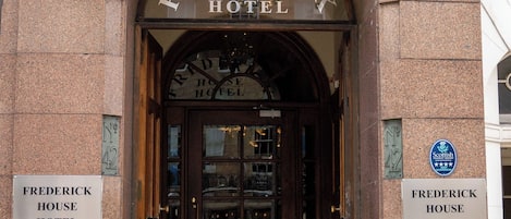 Vista frontal de la propiedad