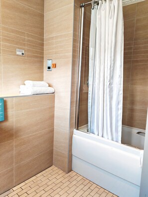 Combined shower/bathtub, hair dryer, towels