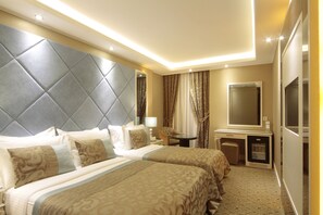 Minibar, in-room safe, desk, laptop workspace - The Parma Hotel Downtown (Istanbul)