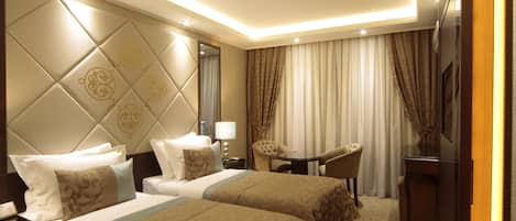 Minibar, coffres-forts dans les chambres, bureau