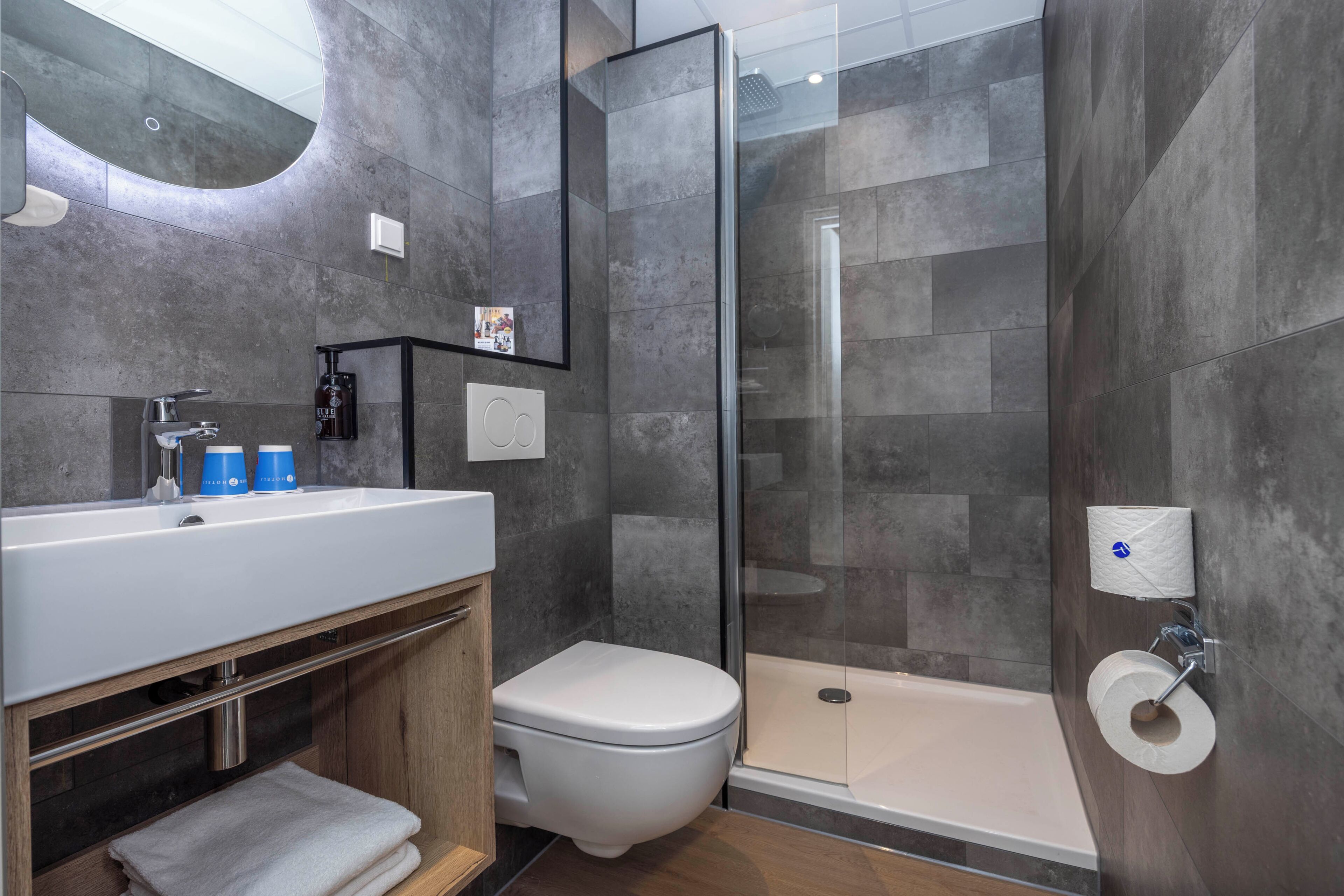 Un baño moderno con ducha, inodoro y lavabo.