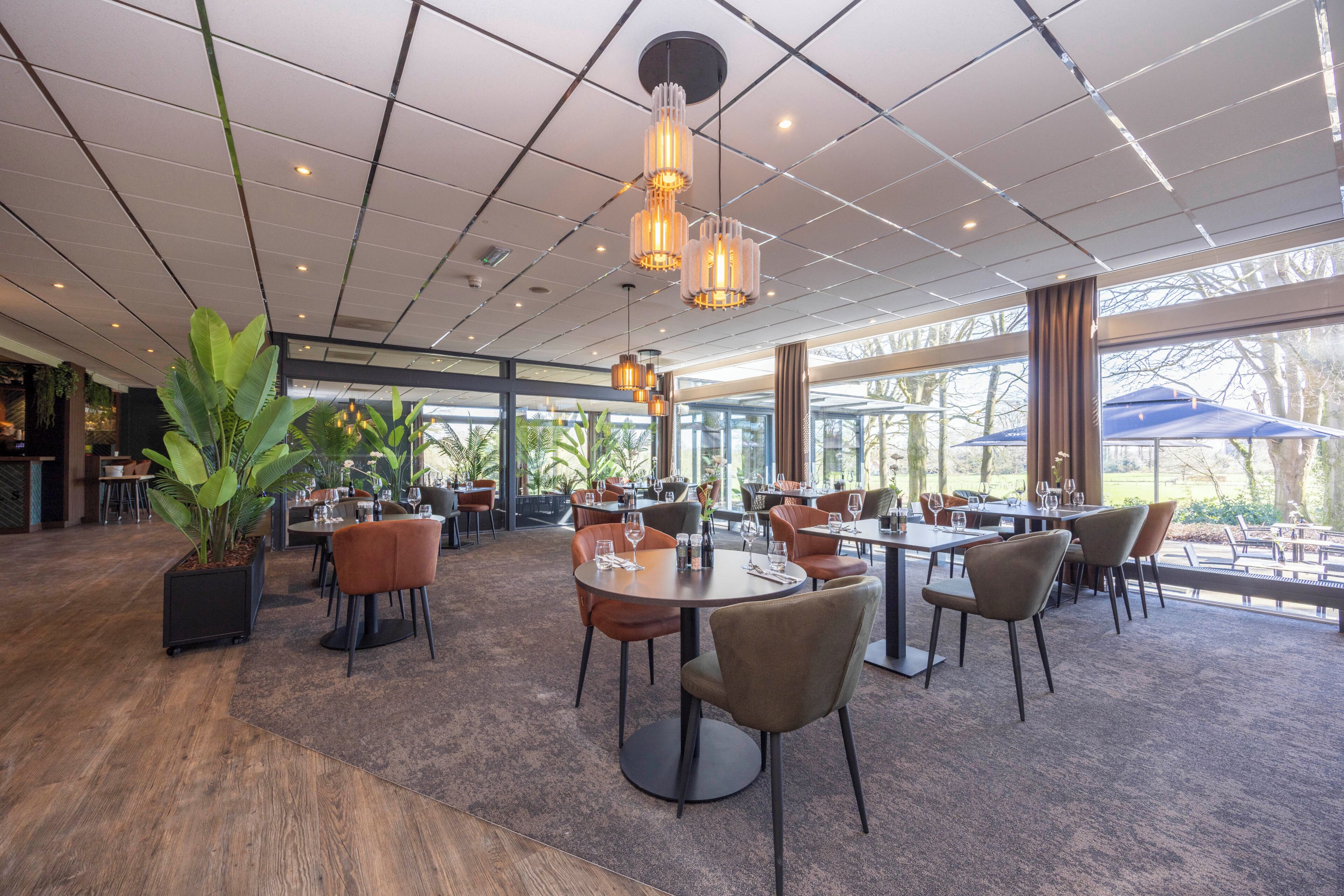 Serveert ontbijt, lunch, diner, internationale gerechten 