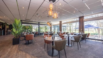 Serveert ontbijt, lunch, diner, internationale gerechten