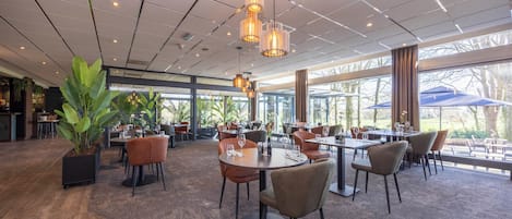 Breakfast, lunch, dinner served; international cuisine