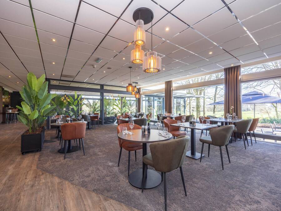 Breakfast, lunch, dinner served; international cuisine