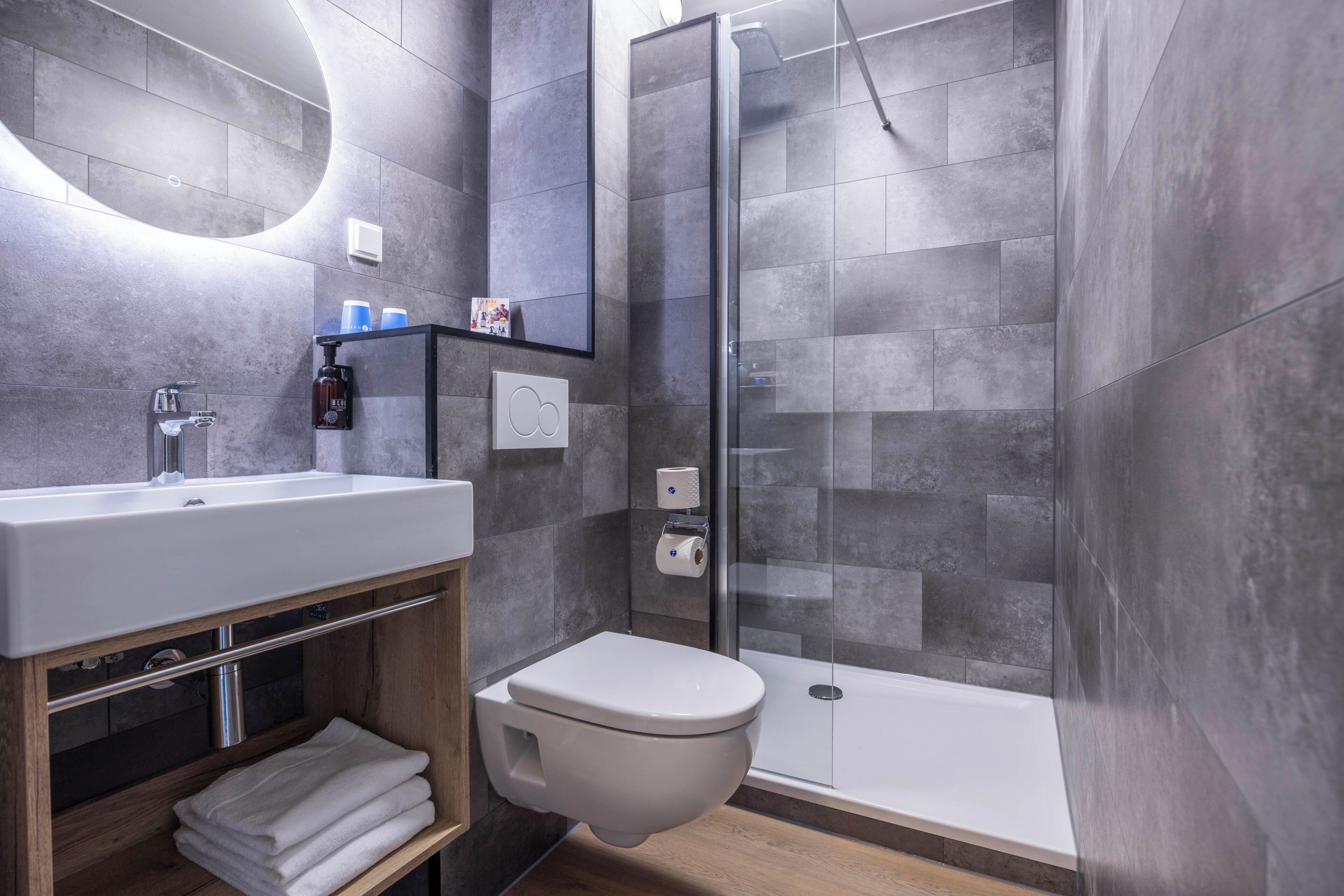 Comfort tweepersoonskamer, uitzicht op tuin | Badkamer | Milieuvriendelijke toiletartikelen, een haardroger, handdoeken