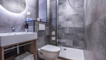 Comfort tweepersoonskamer, uitzicht op tuin | Badkamer | Milieuvriendelijke toiletartikelen, een haardroger, handdoeken