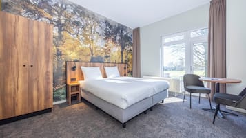 Comfort tweepersoonskamer, terras, uitzicht op tuin | Een kluis op de kamer, een strijkplank/strijkijzer, babybedden