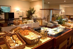 Desayuno buffet diario (EUR 17.50 por persona)