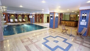 Una piscina techada, una piscina al aire libre